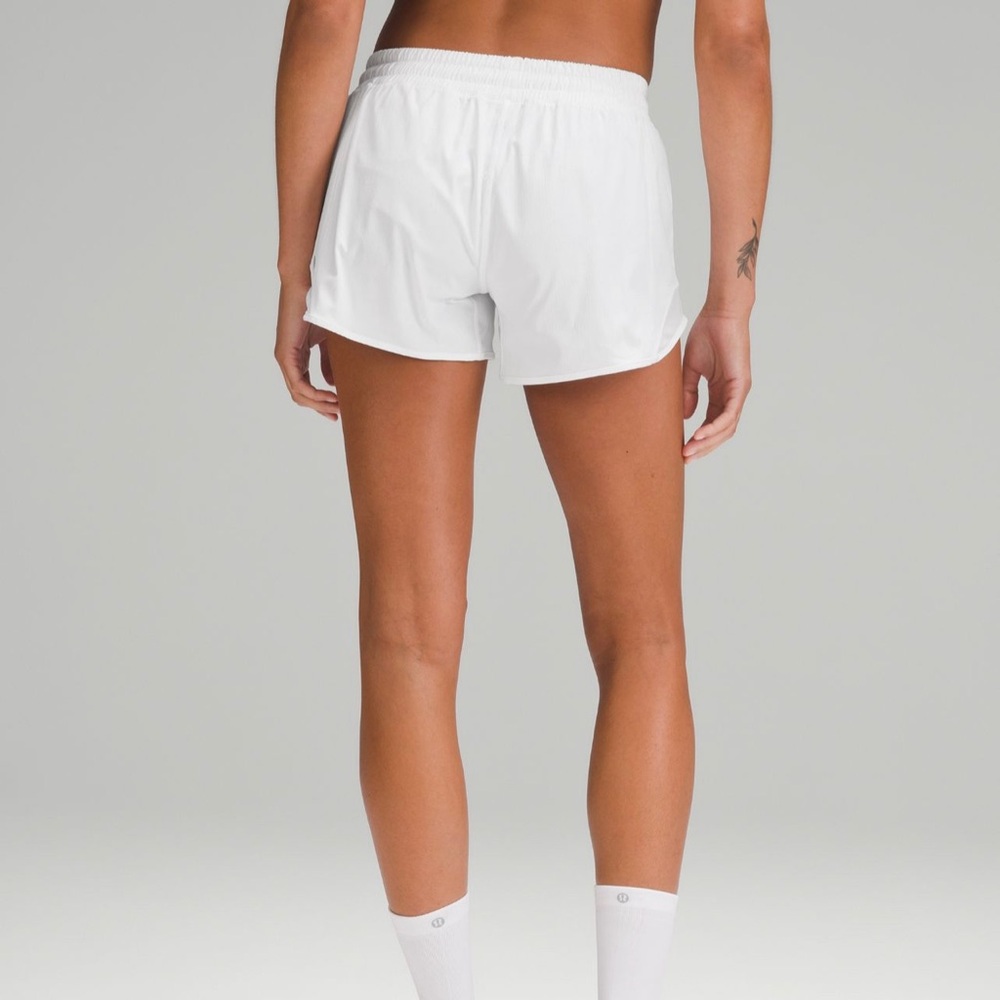 Lululemon Hotty Hot Low-rise Lined Short 4” White Sz 6/8 - Picture 2 of 4